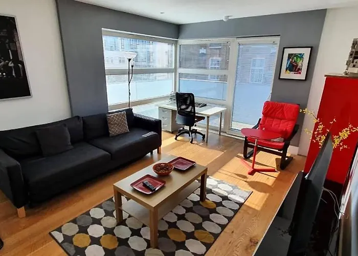 Bright & Spacious Double Bedroom With Ensuite And Concierge! Paid Parking Available