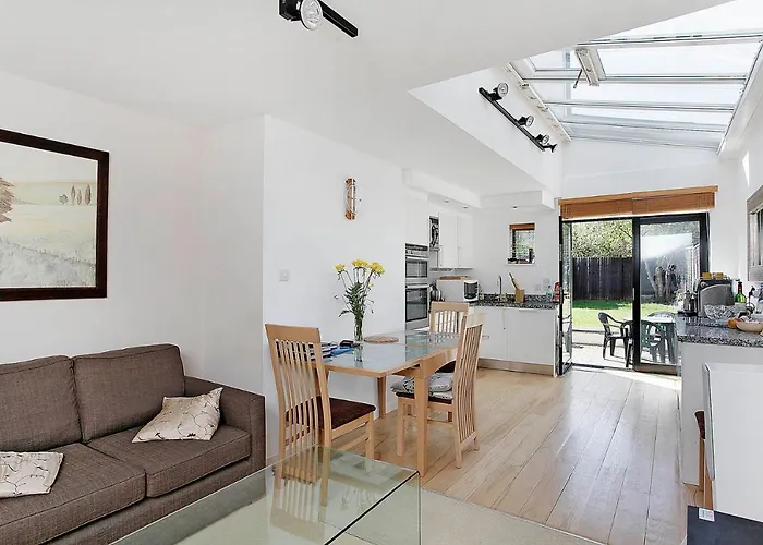 Garden Flat, Central Wimbledon & Parking, Close To Tennis