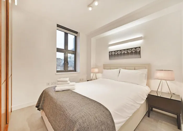4th floor 2BR apartment in Soho