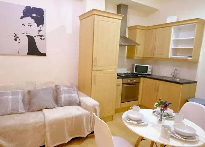 Spacious 1-Bedroom Flat With Private Balcony, Patio, And Traditional Decor In Prime Chelsea Location