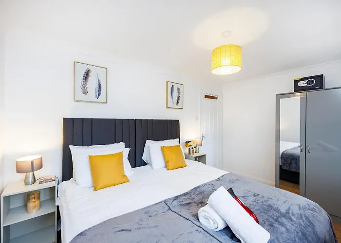 Lovely 2 Bd Hse With Parking Near Excel