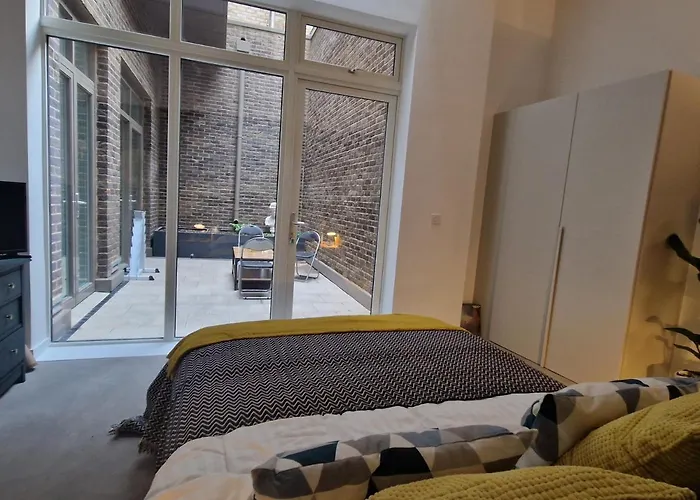 Lovely 2 bedroom apartment. Free private parking