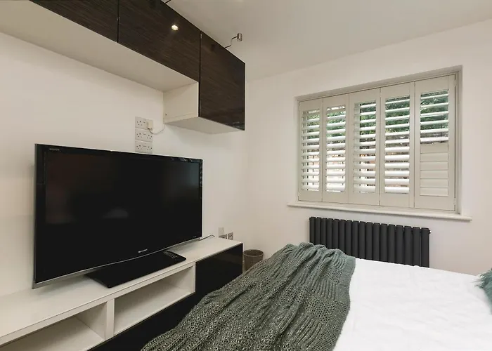Just 20 Mins From Buckingham Palace!
