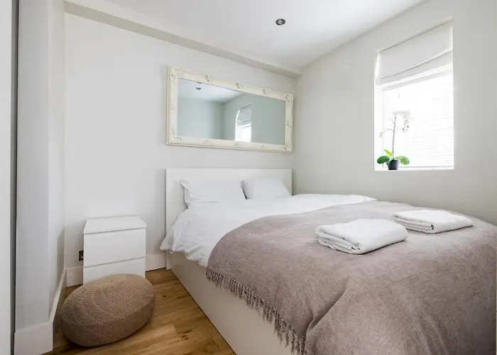 Pass The Keys Chic 1 Bedroom Flat Steps Of King\'S Road Chelsea