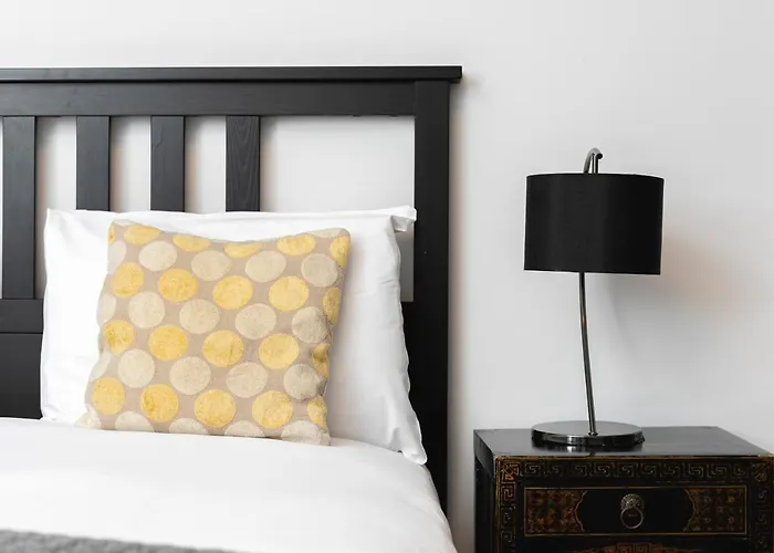 Penthousestays Notting Hill - Spacious 3 Bedroom King Bed Apartment - Near Portobello Road & Kensington High Street