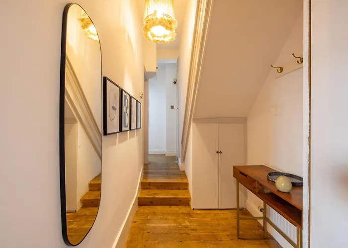 The Fulham Bolthole - Beckoning 2BDR Flat with Garden