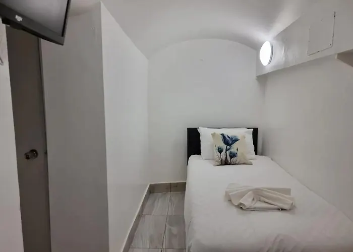 F24- Basement Studio Fits 2 Near Paddington