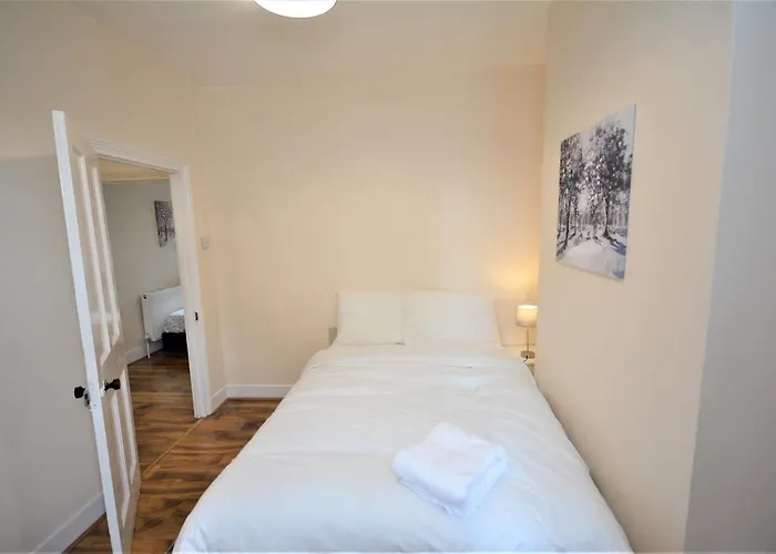 Cheerful 3 Bedroom Home In Greater London