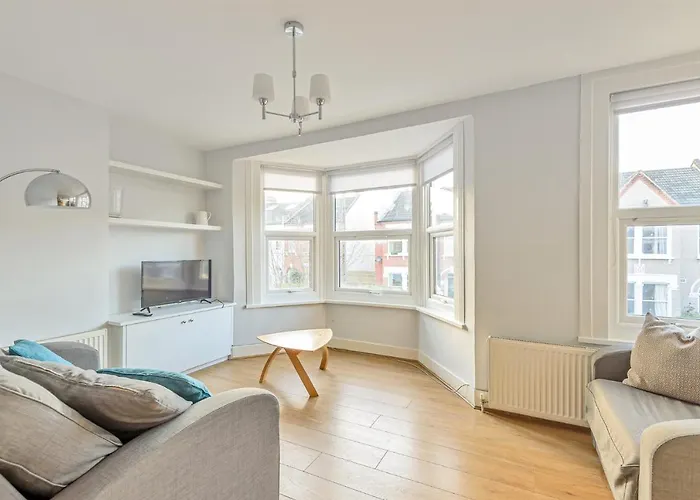 Homely 1-Bed Apartment In Vibrant Zone 3 London