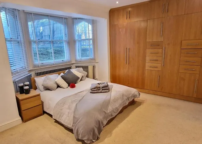 Action Packed Local 3Br 1 Mins Walk To Everything