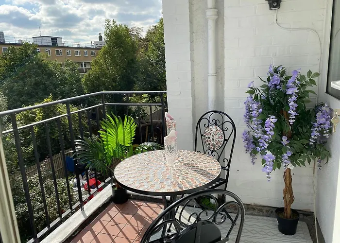 Cosy 3 Bed Flat Ideal For Trips To London