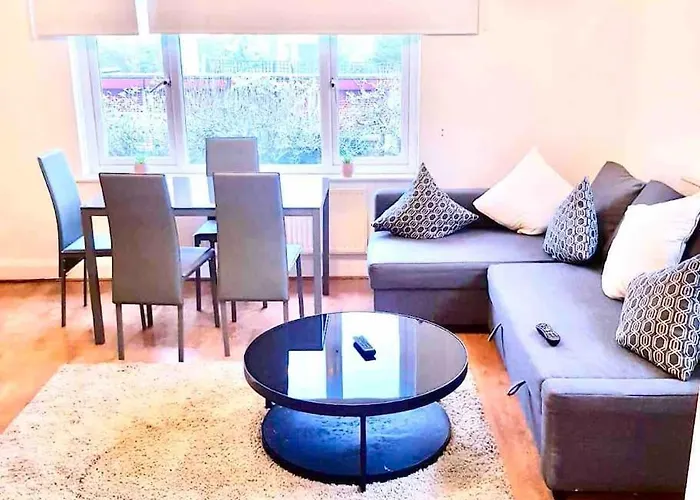 Spacious 3 Bed Flat Close To Central London