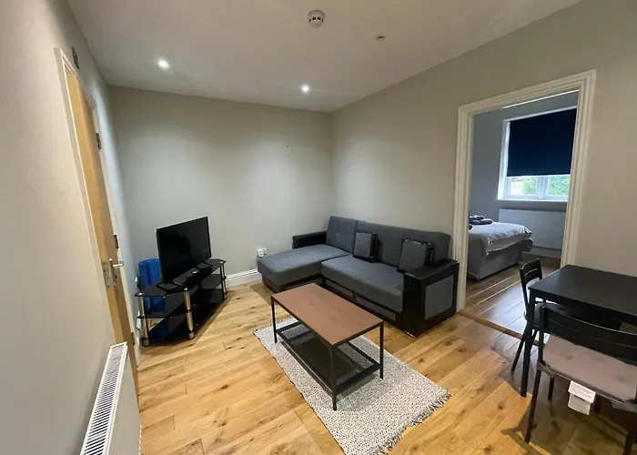 Lovely 1 Bedroom Apartment With On Street Parking
