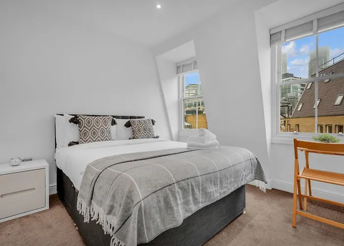 Mysquare Vibrant And Sleek 2 Bed Apartment In Artillery Lane