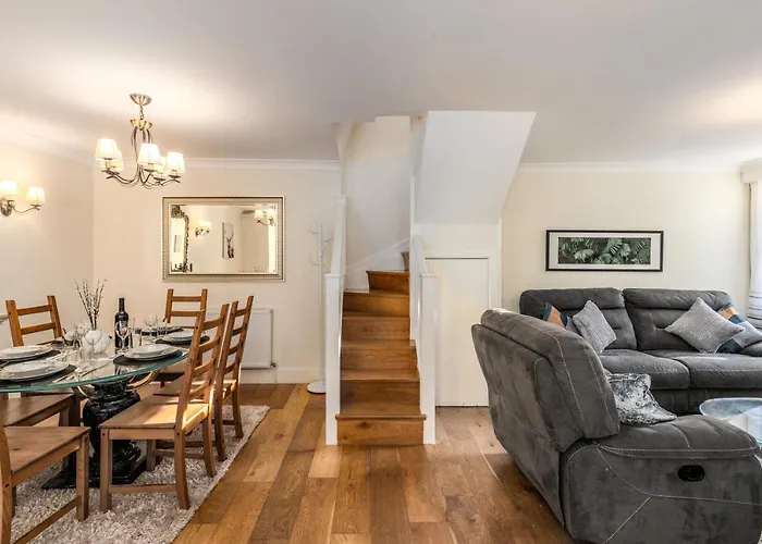 Stunning 3 Bed House With Garden