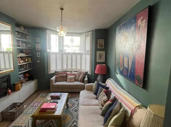 Stylish And Spacious 2 Bedroom House In Brixton