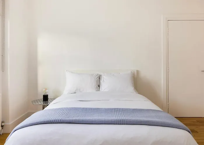 Cool, Quiet Notting Hill 2 Bed Apt