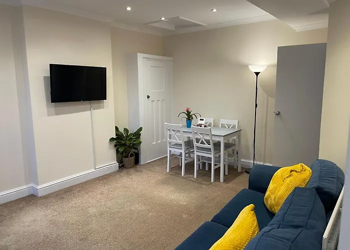 Super Convenient For Central London - Large 2 Double Bed Apartment 30 Seconds Walk To Platform Train Station And 19 Mins To London Waterloo