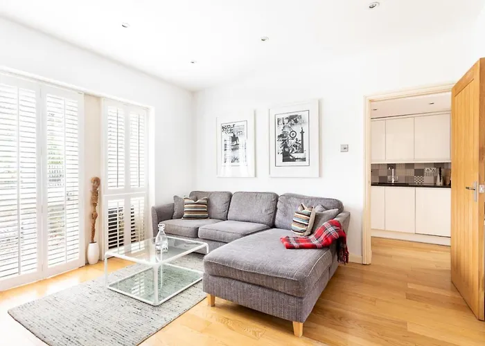 Cosy Oval Apartment