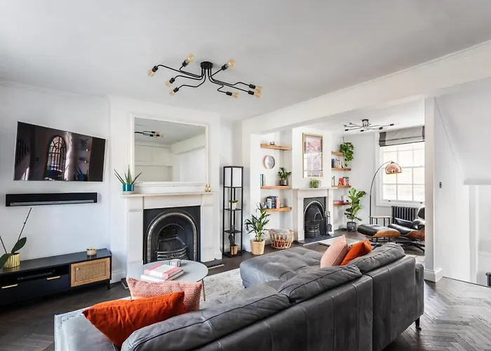 Stunning Townhouse With Large Roof Terrace
