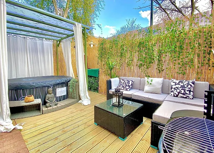 1Bed W/ Hot Tub & Garden