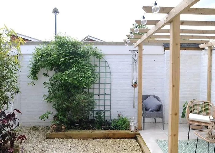 Light Filled Mid- Century 3 Bed Cottage In Dulwich