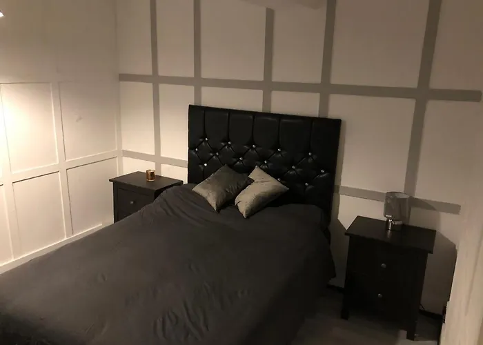 Great Location For Tourists And Commuters, Close To Transport Links, Double Bed Rooms.