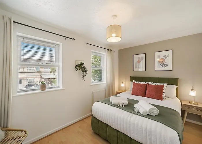 East London House Near Tube With Parking