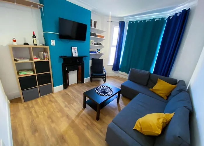 4 Bedroom House Parking & Garden Near Central London