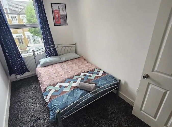 Double Bedrooms In Spacious And Modern Home