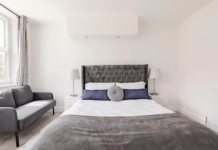 Lovely 3 Bedroom Flat In North London