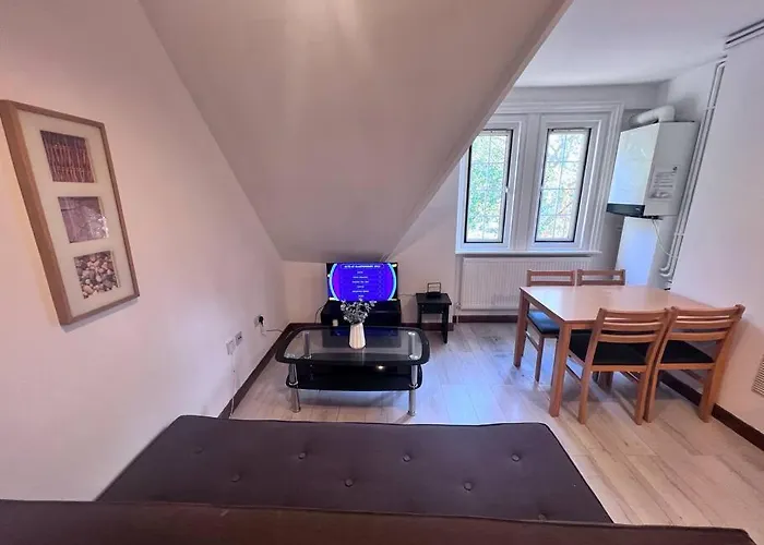 Flat 8 Near Westfield Centre, 1 Bedroom, 1 Bathroom Flat