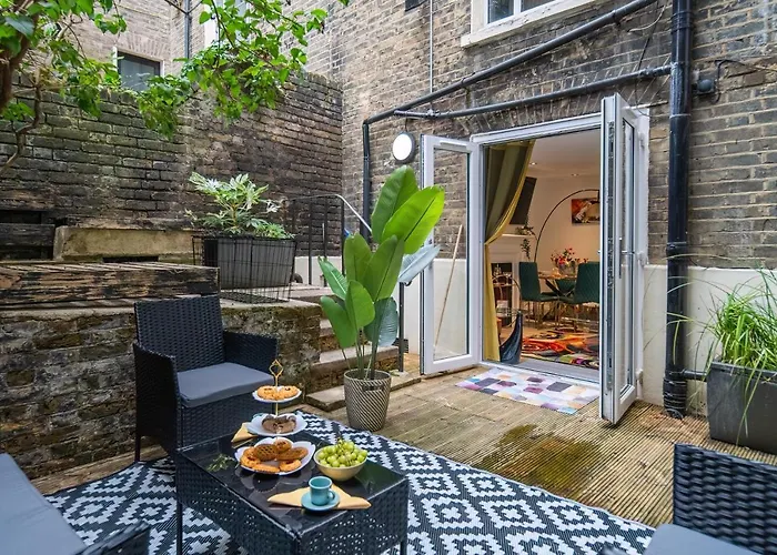 Funky Trendy Modern 3 Bed 3 Bath House In Dalston