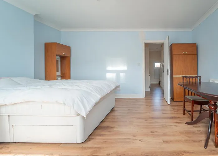 Cozy London Rooms