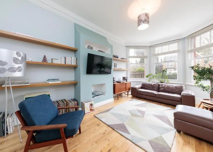 Bright & Spacious Modern 2 Bedroom Apartment