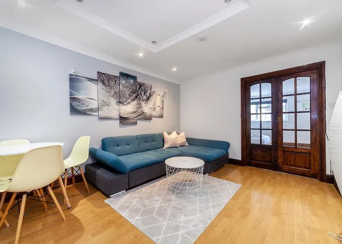 Bright 1 Bedroom Apt Wpatio, Next To Westfield Centre