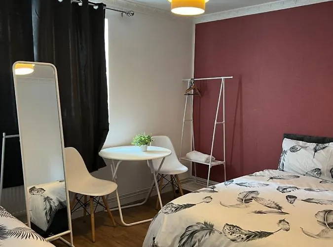 Private Room With Two Beds Near Central London
