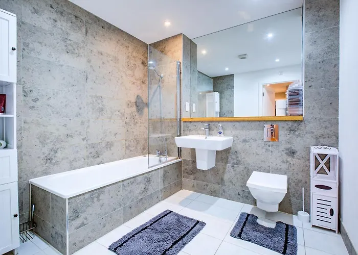 2 Bedroom Spacious Apartment In The Heart Fulham