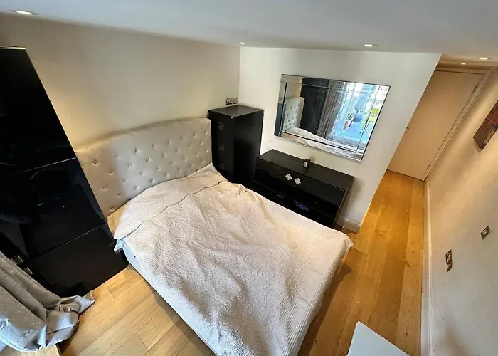 Grade II Listed Balconied 3-Bed Mezzanine Kensington Flat