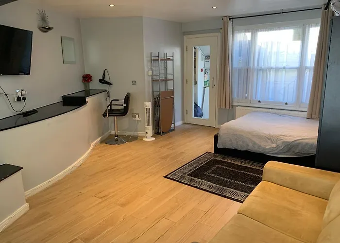 Studio Apartment - Entire Lower Ground Floor - Only 7 Mins Walk Kings Cross St Pancras Station