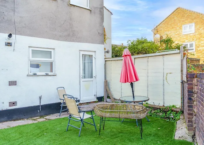 Modern 2 Bed Apartment Close To Westfield Stratford Mall With Garden