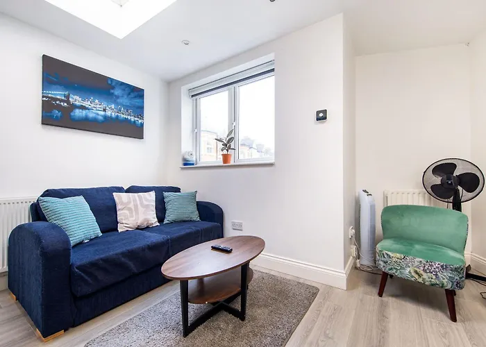 Cosy 1 Bed Apartment With Free Parking Close To Underground Station Zone 2 For Quick Access To Central London Up To 5 Guests