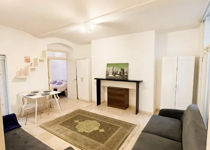 Apartment Moments From Hyde Park