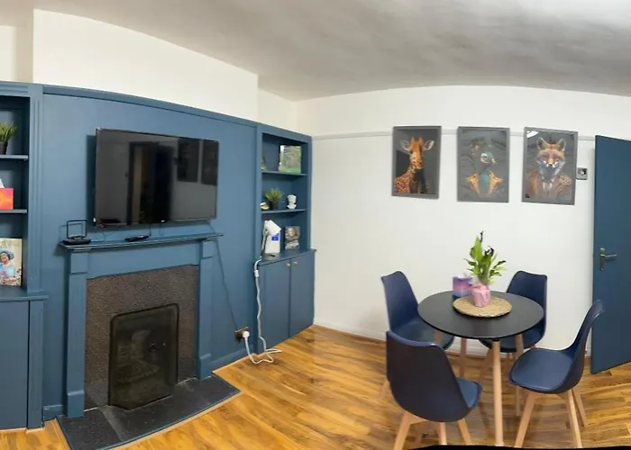 Elegant 2 Bedroom Flat In Chiswick Near Tube Stations