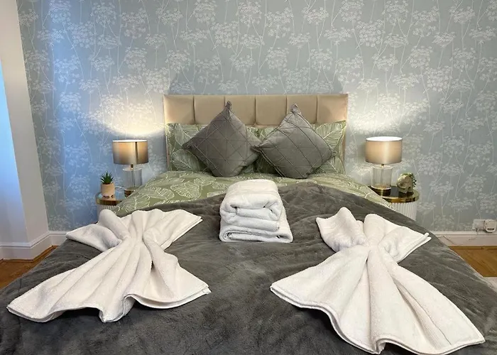 Hyde Park Three Bedroom Apartment