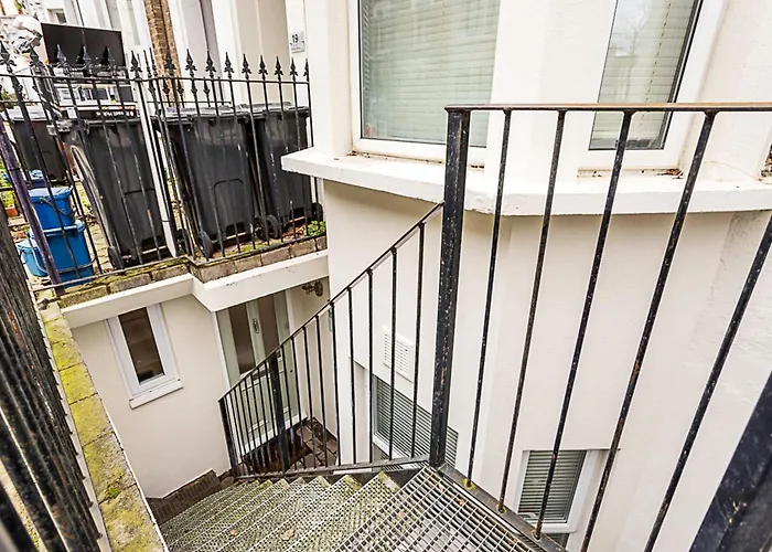 Cosy Garden Flat In Prestigious Residential Area