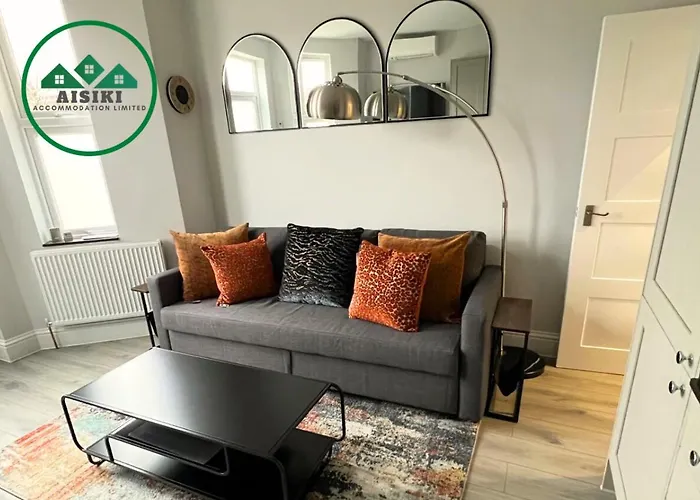 Aisiki Stays Apartments At Enfield, Airconditioned & Pet-Friendly Ground Floor 3 Bedrooms & 2 Bathrooms Flat With King Or Twin Beds With Garden And Free Wi-Fi & Parking