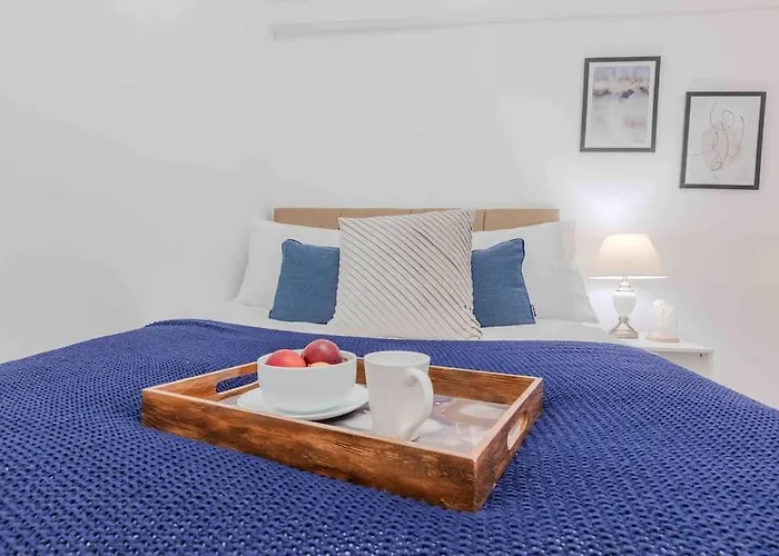 2 Bed Chic Vintage Flat At Bayswater