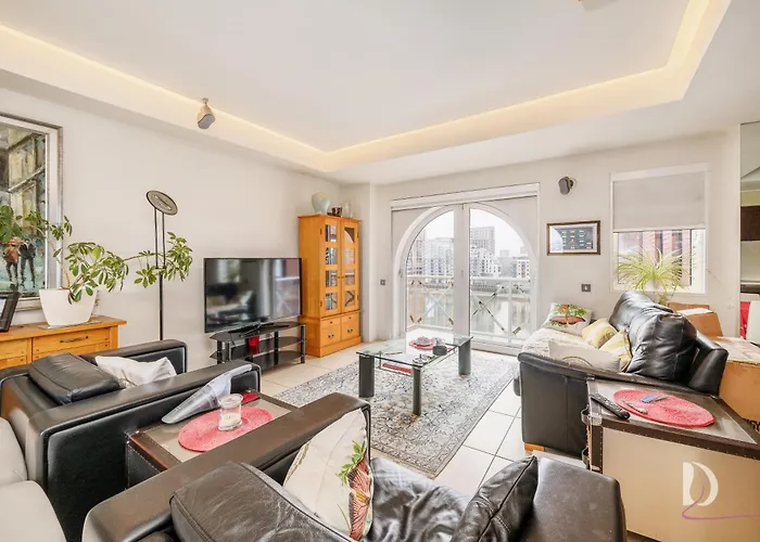 Beautiful 1 Bed On The River