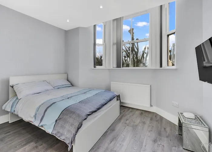 Your Cosy Stay Modern 2 Double Bedroom Full Kitchen & Parking 5 Min Walk To Station